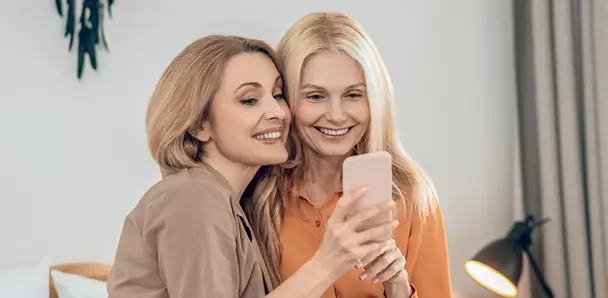 Women are taking selfie 2
